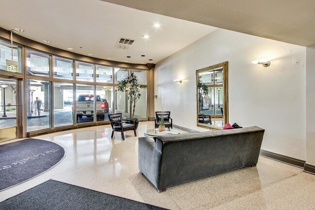 Building Photo - 1212 N La Salle Dr