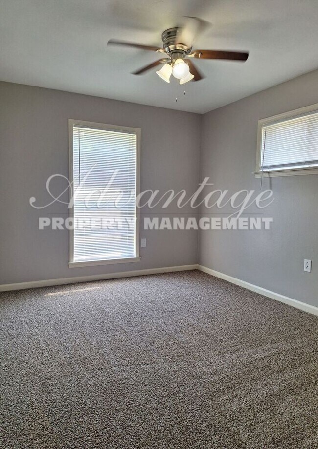 Building Photo - Open to Section 8 -Cute Single Family Home...
