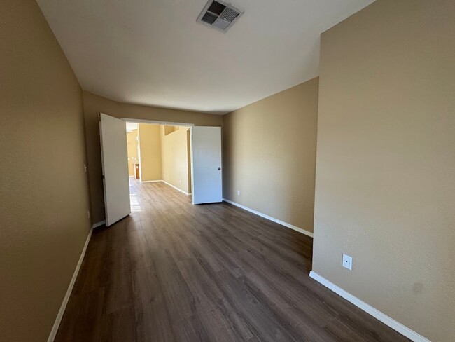 Building Photo - BEAUTIFUL 2 BEDROOM 2 BATHROOM WITH A DEN ...