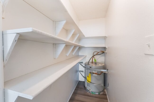 Building Photo - Upgraded 3 Bedroom Unit Near Air Force Base!