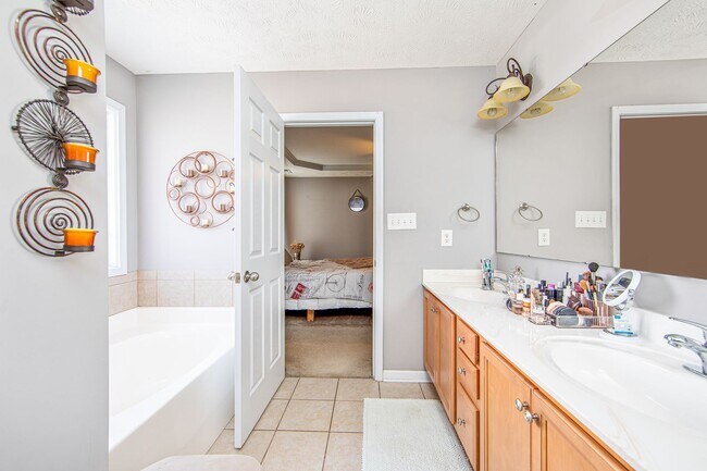 Building Photo - Good size home East of Raeford