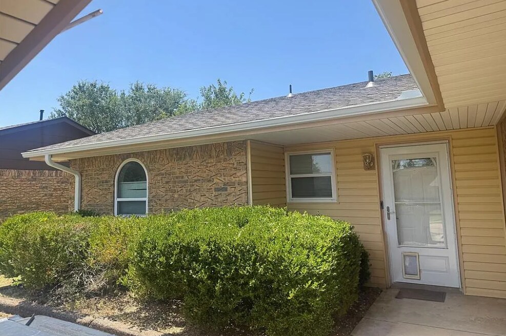 Building Photo - 2410 NW Norman Cir
