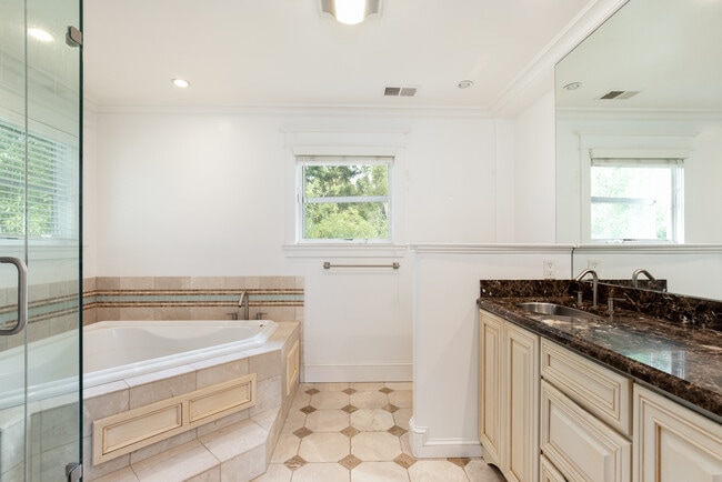 Building Photo - 2112 Easton Dr