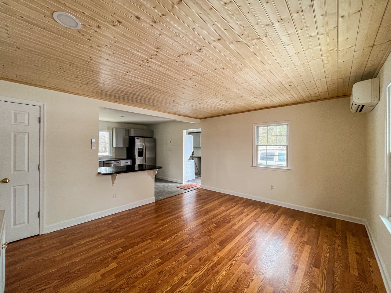 Liv Rm - 7121 Quaker Neck Rd