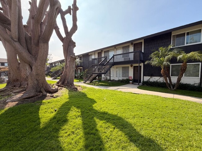 Building Photo - Remodeled 1 Bedroom, 1 Bathroom Stanton Condo For Rent w/ Parking!