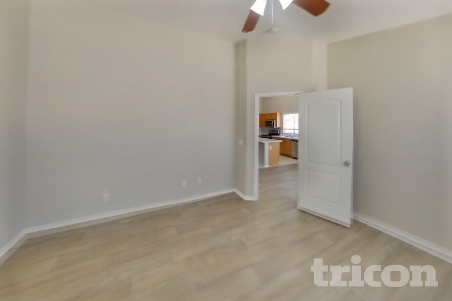 Building Photo - 11446 W Roanoke Dr
