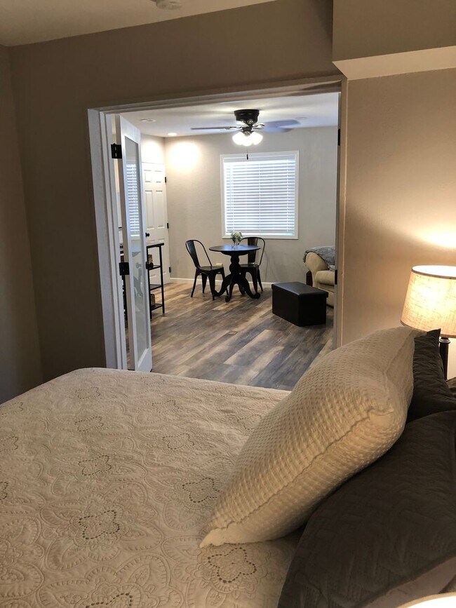 Building Photo - Beauty and Convenience! Remodeled, Fully F...