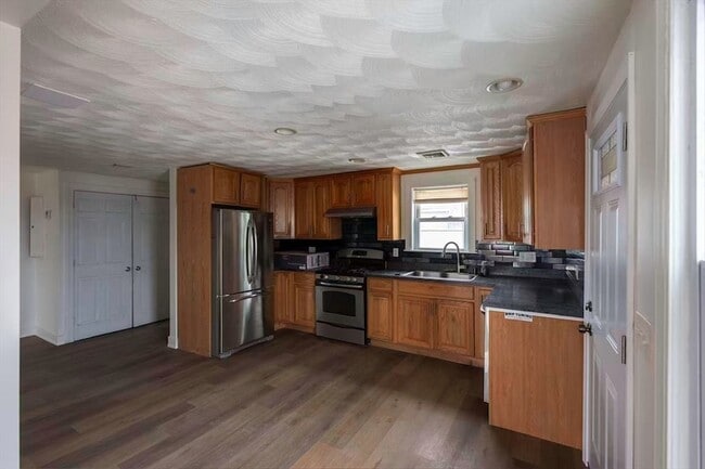 Building Photo - 281 Beach St