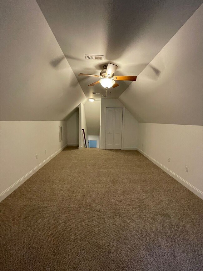 Building Photo - Move-In Incentive - $200 off first month's rent