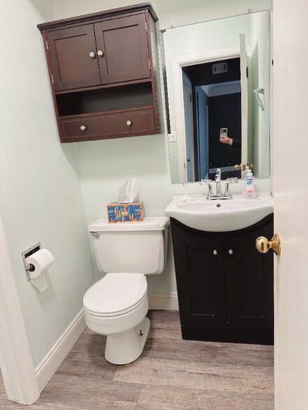 Building Photo - 671 Crest Ln E