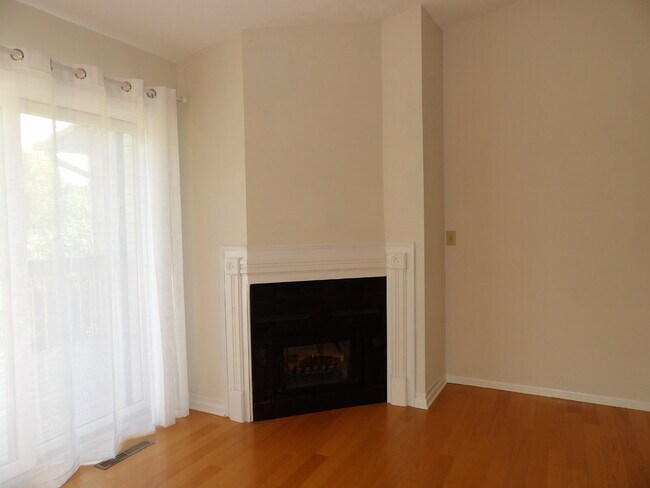 Building Photo - 2 Bed | 2 Bath Third Floor Condo
