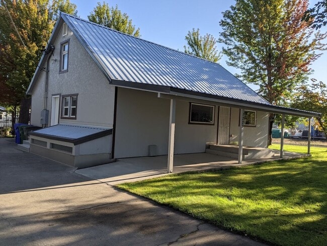 Building Photo - 3 Bedroom 2 Bath Orchards House