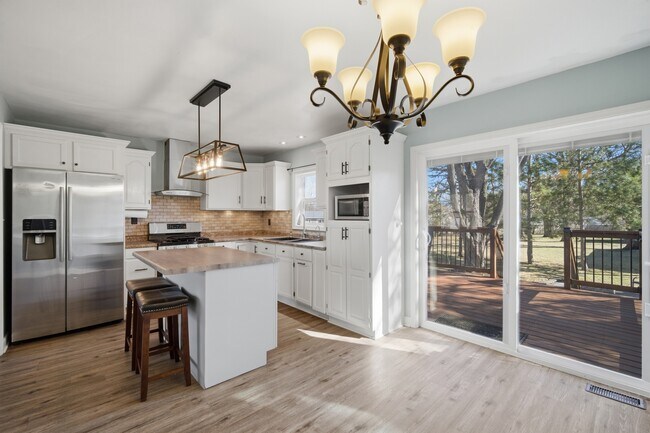 Building Photo - 4611 W Shore Dr