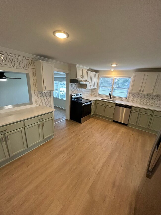 Building Photo - Newly remodeled 4bd/3bath including an att...