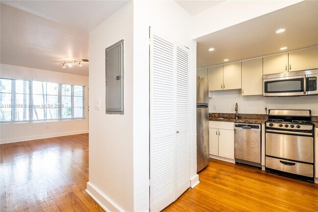 Building Photo - 2425 Flamingo Pl