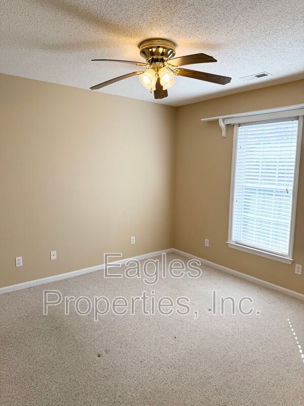 Building Photo - 107 Roundtree Ln