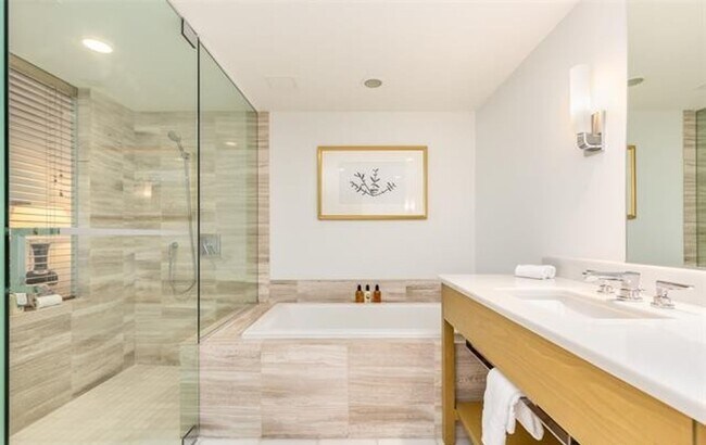 Building Photo - Rarely Available 1 BED / 1 BATH Long-term ...