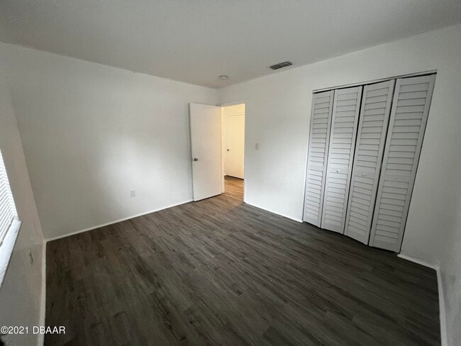 Building Photo - 300 Hopkins Ave