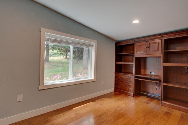 Building Photo - 2 Bed 2 Bath Country Home with Penn Cove View on 2.5 Acres