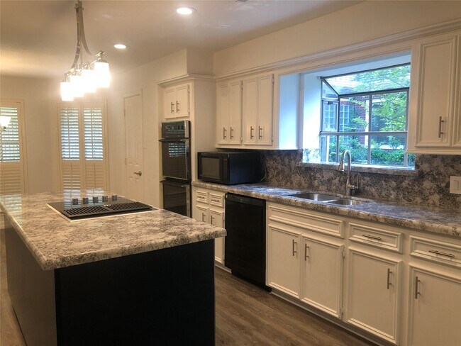 Building Photo - 135 Lakeside Dr