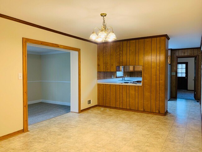 Building Photo - Wow, great location, newly renovated, 4 beds/2 bath, private fenced yard, sun room/office, must see!