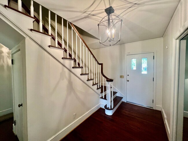 Building Photo - Charming 5 Bedroom Home Close to Everything!