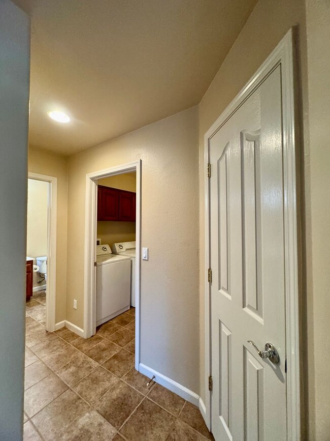 Building Photo - Spacious 3 Bedroom 3 Full Bathrooms Available Now!