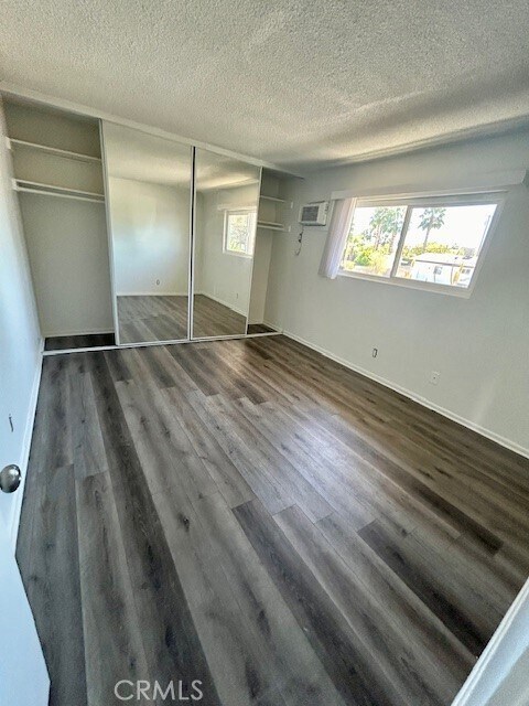 Building Photo - 685 E Vista Chino