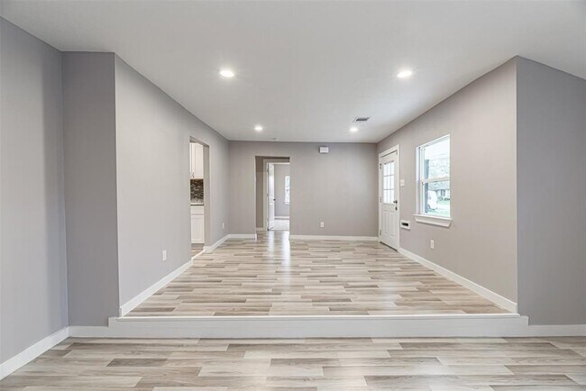 Building Photo - 4909 Higgins St