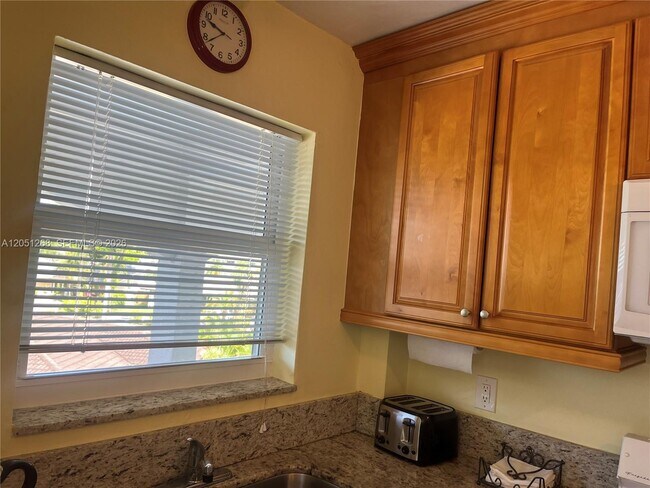 Building Photo - 501 Blue Heron Dr