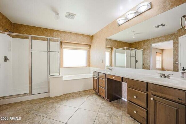 Building Photo - BEAUTIFUL SURPRISE HOME