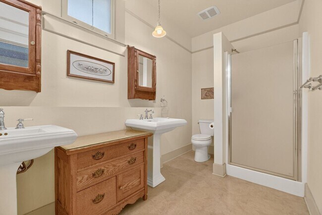 Building Photo - 3 Bedroom with Historical Charm Close to Square