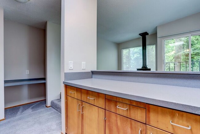 Building Photo - HUGE 1bed/1bath Downtown Living Available ...