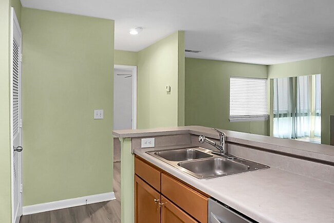 Building Photo - 1-bedroom, 1-bathroom Condo Mt Pleasant, near Ravenel Bridge!