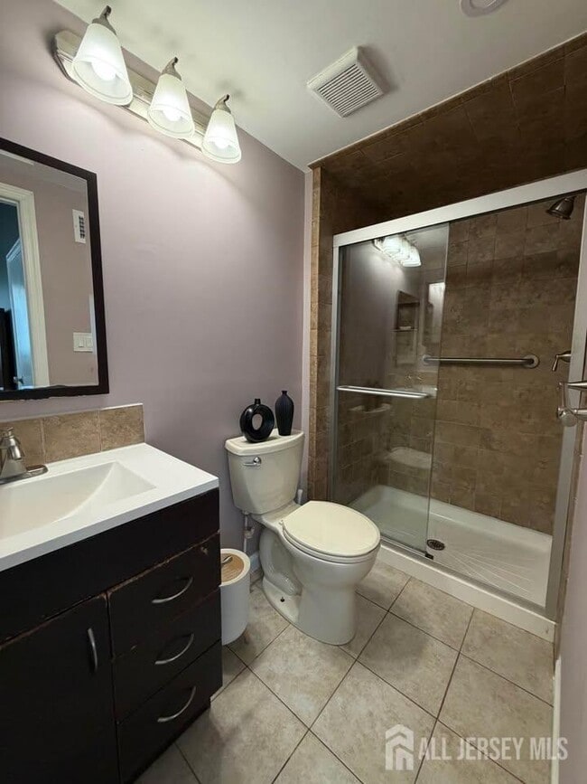 Building Photo - 80 Farnham Square