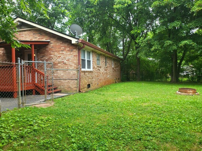 Building Photo - Nice and cozy 3 bedroom 1 bath just renovated