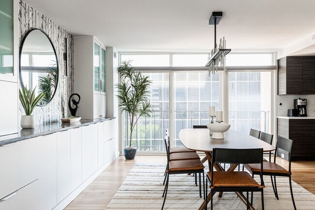 Building Photo - Gorgeous 2 Bedroom 2 Bathroom Condo in Low...