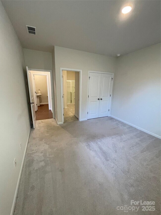 Building Photo - 398 Kennerly Center Dr