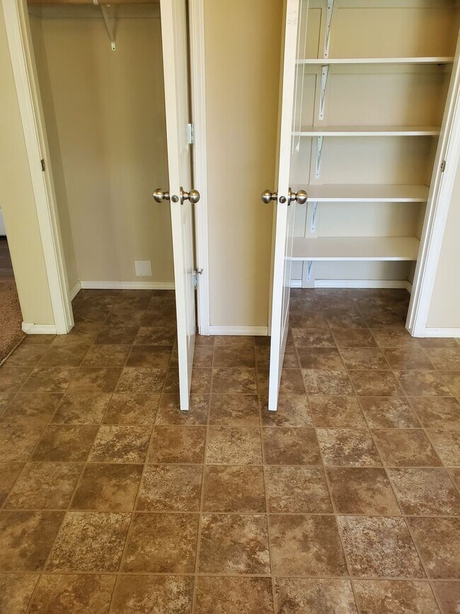Building Photo - Beautiful 2 Story Home!