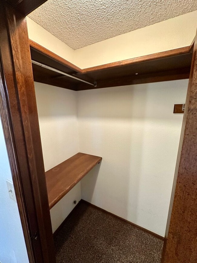 Building Photo - Immaculate major remodeled executive home in West Norman