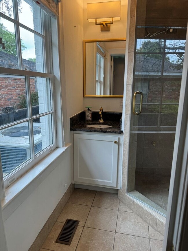 Building Photo - Beautiful Mid-town home 3br/2ba, newly ren...