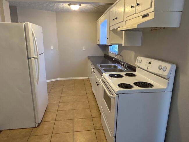 Building Photo - 3 Bed and 2 Bath in Atlanta with a Bonus R...