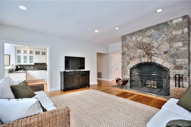 Building Photo - 30 Soundview Farm Rd