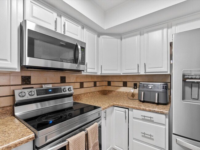Building Photo - 4025 Village Dr