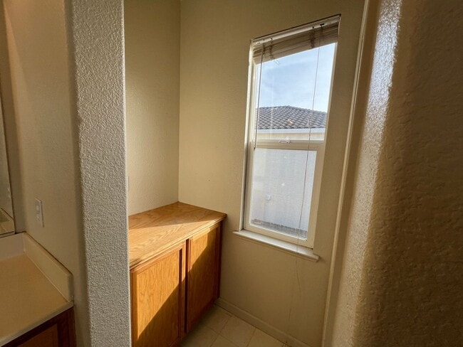 Building Photo - Large Two Story Crossroads Home!