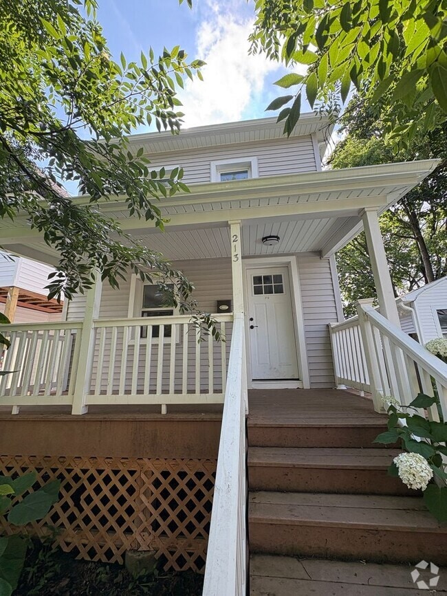 Building Photo - Gorgeous 3 bedroom 1 1/2 bathroom Single F...