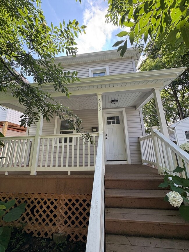 Primary Photo - Gorgeous 3 bedroom 1 1/2 bathroom Single F...