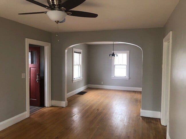 Building Photo - $1,350| 3bd 2Ba|1621 Badger | Available 11...