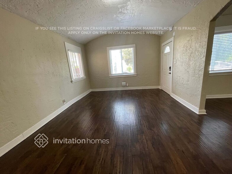 Building Photo - 2627 S Dunsmuir Ave