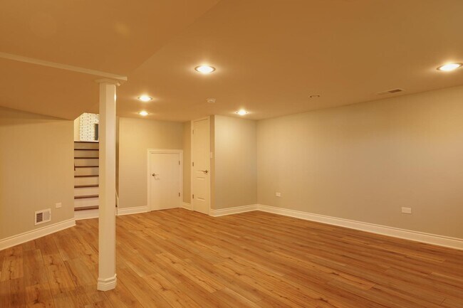 Building Photo - 10109 S Kilbourn Ave